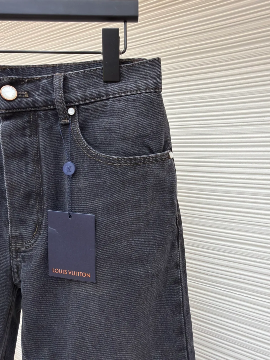 LOUISVUITTON patch letter jeans ●Authentic product: purchased and developed at 9350 ●Item number: 1680715-B10 ●Fabric: denim fabric ●Technology: washed production ●Version: fitted version ●Weight: about 685 grams ●Size: 30-32-34-36 ●Description: Letters gold gold thread embroidered denim Brand presbyopia logo iconic pattern It has a strong street American style and is very chic. The whole piece is still the same loose version as always, which hides the flesh. The regular denim lapel design gives people a smart and generous look. Customized logo buttons and leather labels come with a full set of accessories. It is cool, stylish and fairy-like. It is also an absolute C-position piece and is highly recommended!  Very heavy work, exquisite details, special washing process, multiple washings can show the same perfect washing color effect as the original. The overall wiring is straight and delicate, the fabric is comfortable and soft, and the color is consistent without color difference. It can be matched with the same style to create a fashionable look and control various occasions. Customized accessories, complete with three standards, same style for men and women!